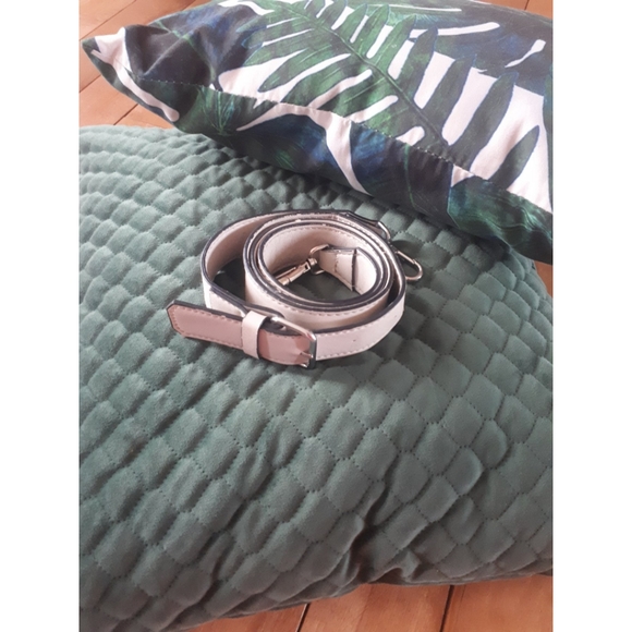 ✨GUESS purse✨ - Picture 2 of 6